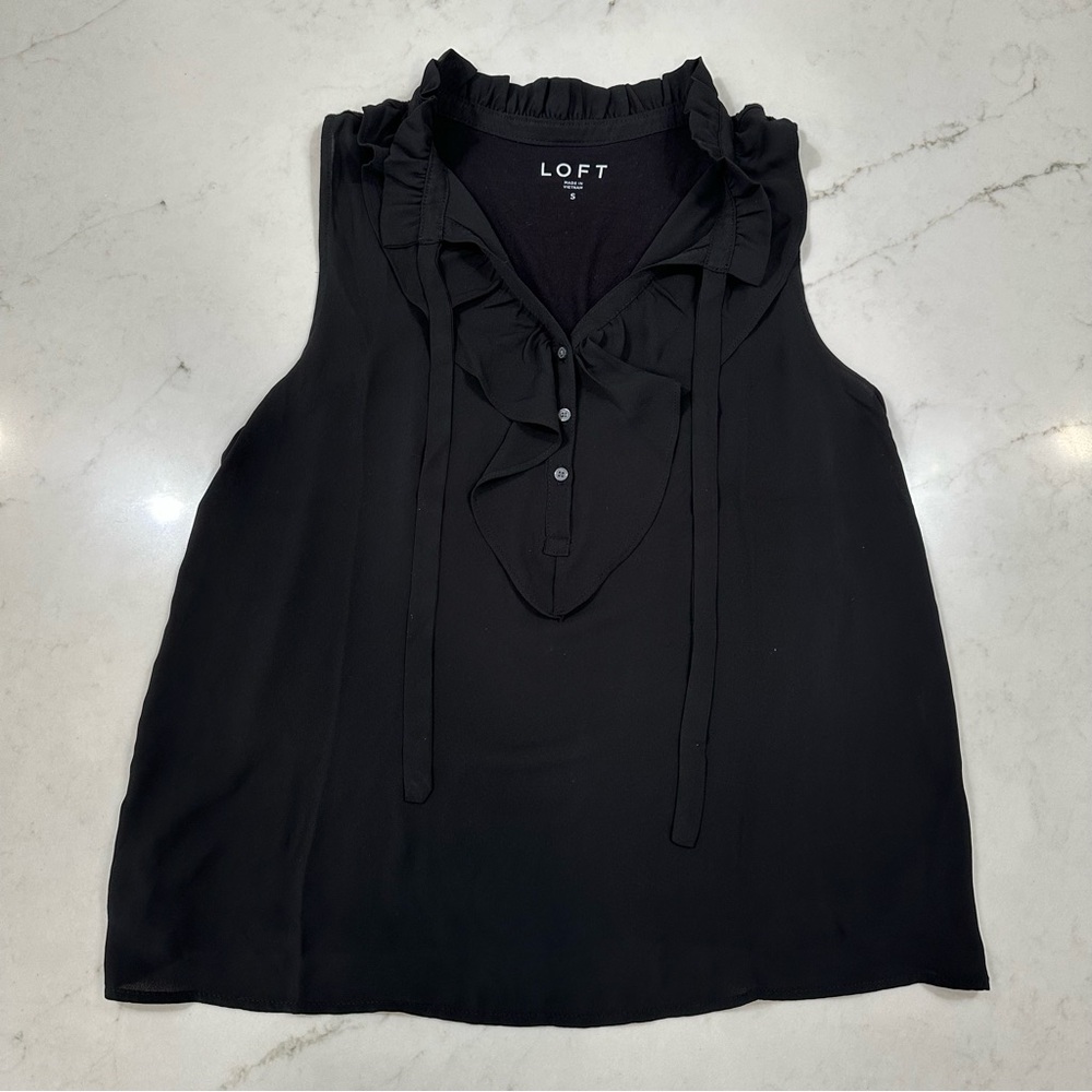 ✨MUST GO✨Loft Sleeveless Ruffle Blouse
